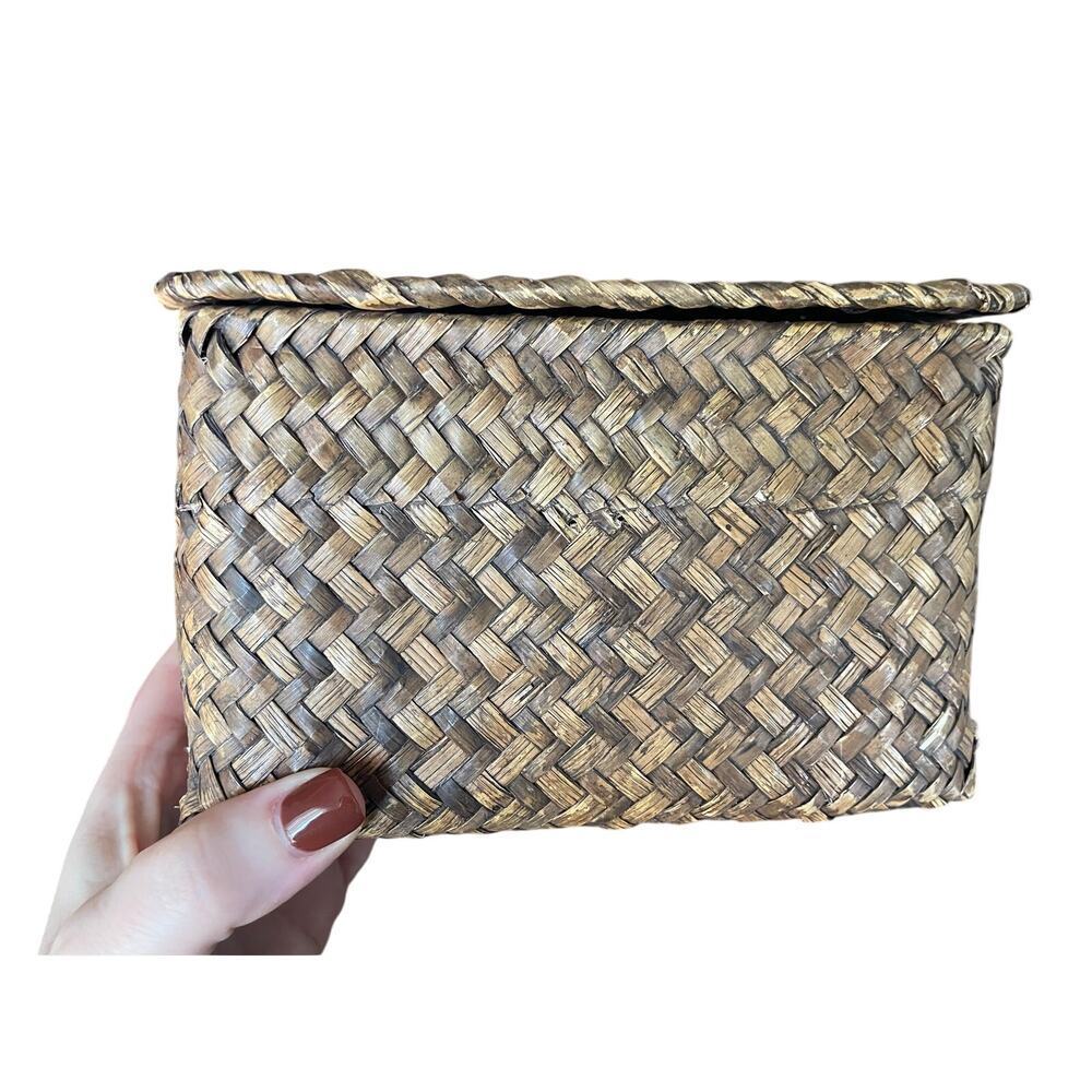Small Woven Seagrass Basket Lidded